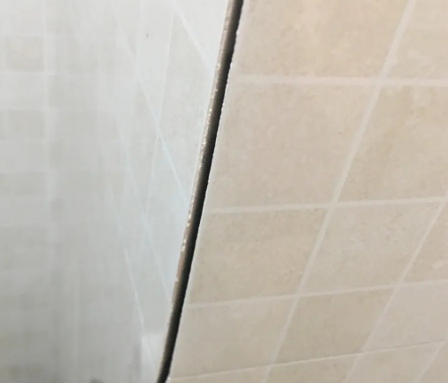 霍城瓷砖空鼓维修公司分享阳台瓷砖脱落的修复过程可以分为以下几个步骤