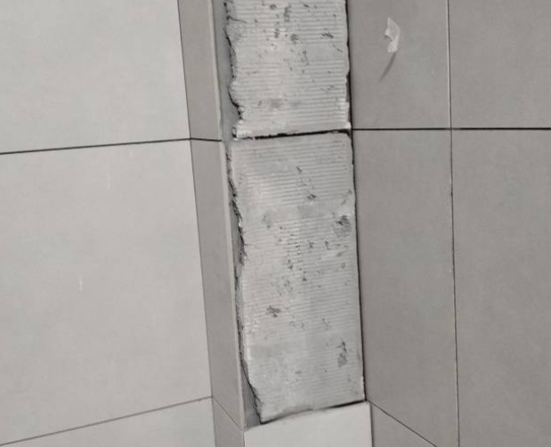 霍城瓷砖空鼓维修公司分享下瓷砖施工前基层浇水润湿程度不足，可能导致以下问题
